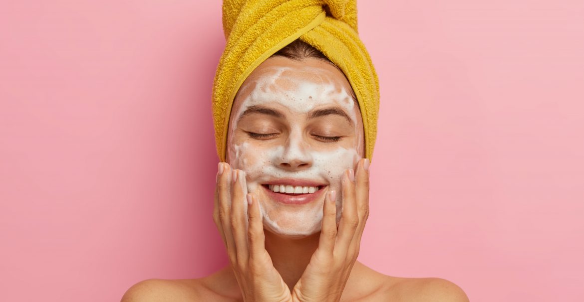 Imagen de Freepik. Rutina facial para la piel con rosácea.