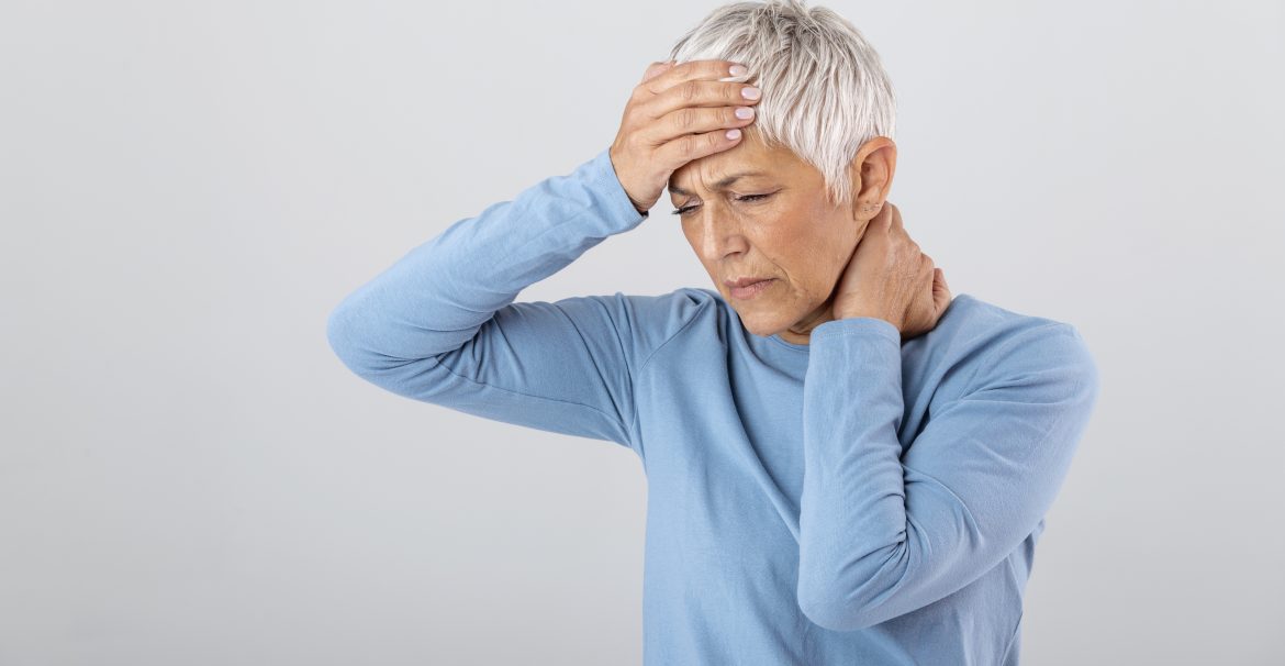 Fibromialgia y la deficiencia de DAO. Mujer con dolor generalizado, cansancio.